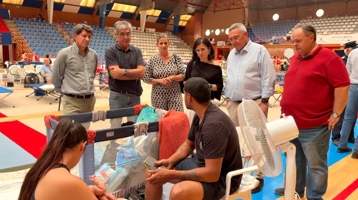 Cristina Sanchidri&aacute;n con evacuados del Ti&eacute;tar en Talavera de la Reina.