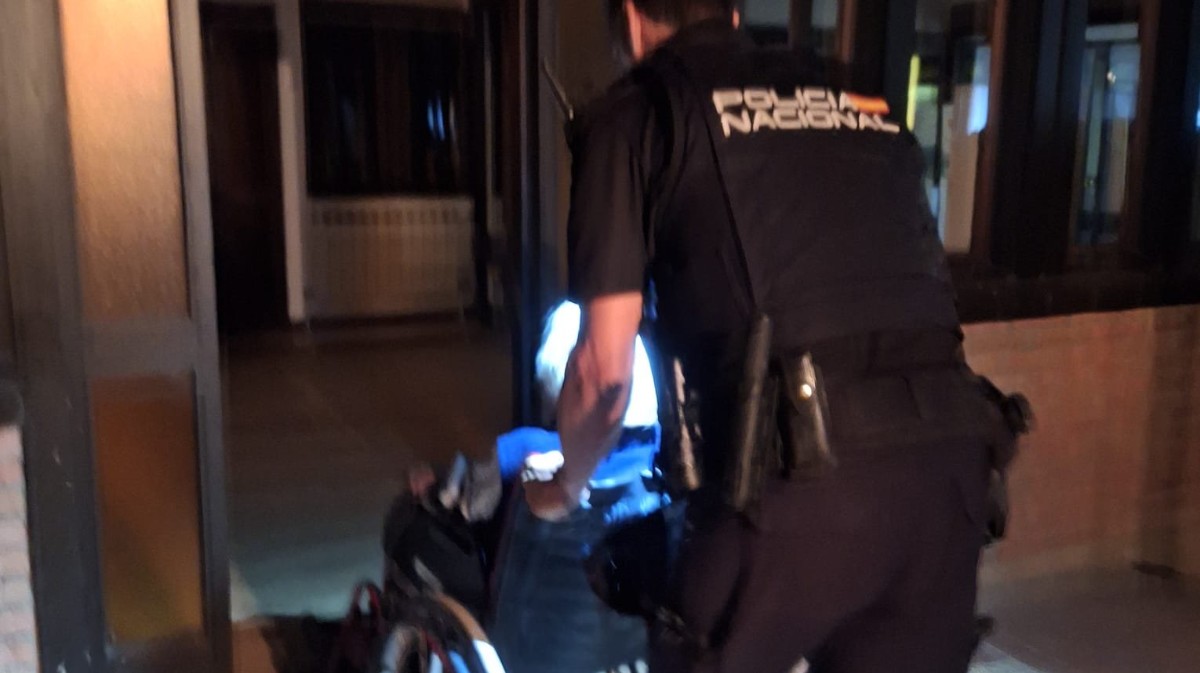 Desalojo de una residencia de mayores en El Tiemblo.