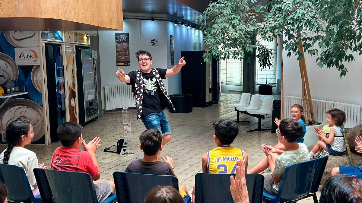 Actuaci&oacute;n de &Aacute;ngel Magic en la Escuela de Polic&iacute;a.
