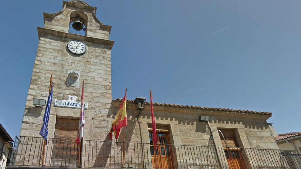 VÍDEO | La Guardia Civil interviene para desalojar del pleno a un concejal en La Adrada