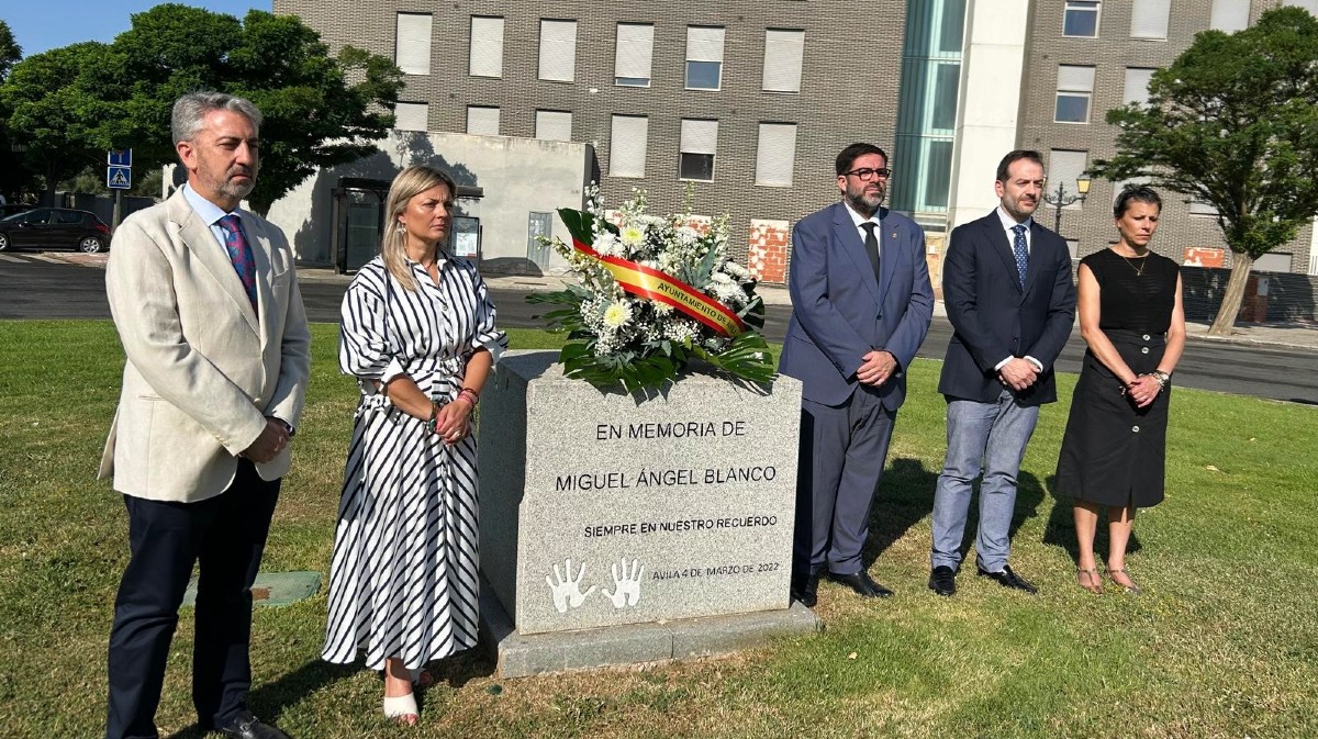 Homenaje a Miguel &Aacute;ngel Blanco en el monolito levantado en su recuerdo.