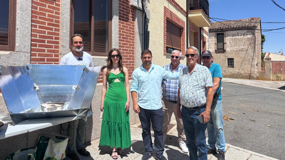 Elaboran un bizcocho con energ&iacute;a solar en una jornada de Morania.