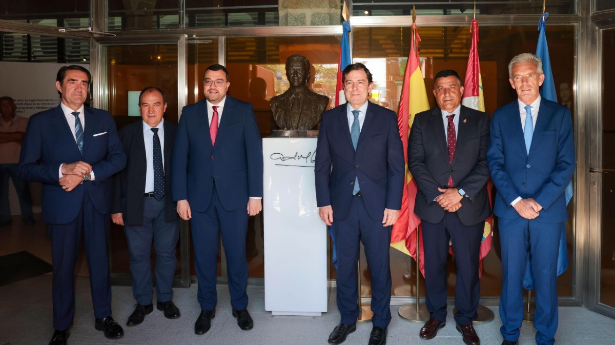 Mañueco y Barbón reivindican el legado de Adolfo Suárez y apelan al diálogo como referente para la política actual