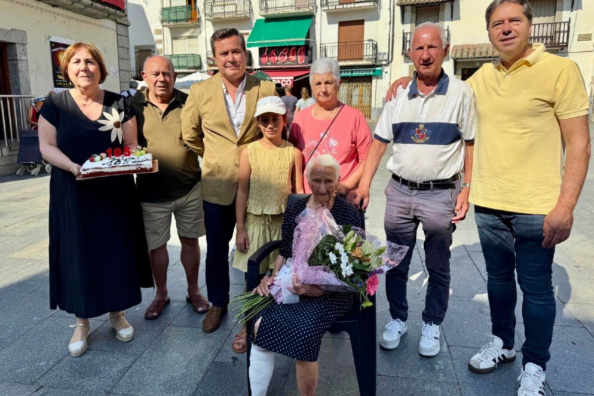 Homenaje a una vecina de 105 a&ntilde;os de Navaluenga.