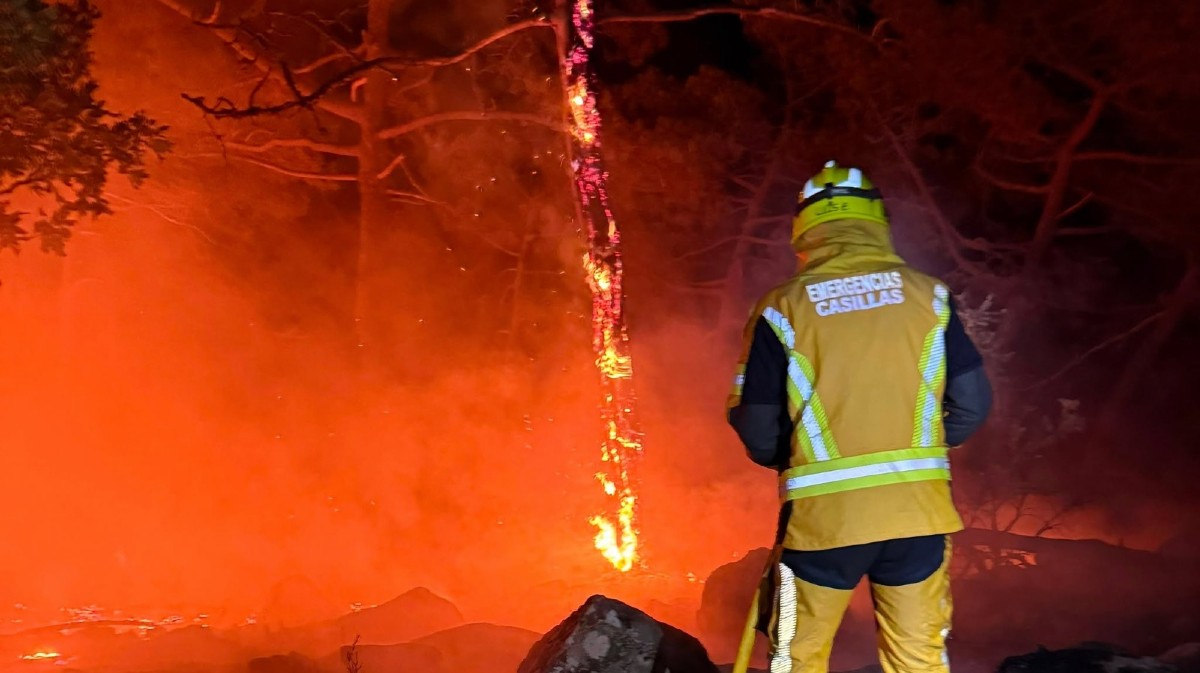 Miembro de Protecci&oacute;n  Ciivl de Casillas hace frente al fuego.
