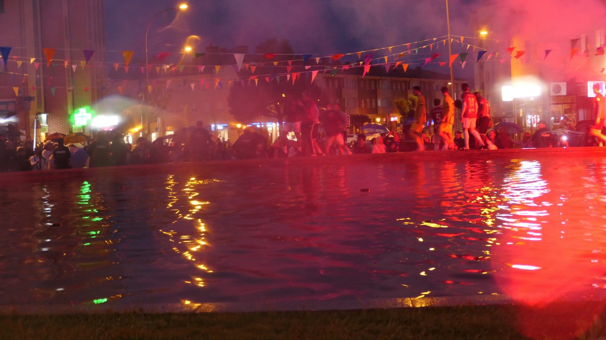 Celebraci&oacute;n del ascenso del Real &Aacute;vila en la plaza del Descubriimiento en 2024.
