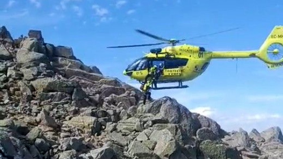 Rescate en helic&oacute;ptero de dos j&oacute;venes enriscados en el pico La Galana.