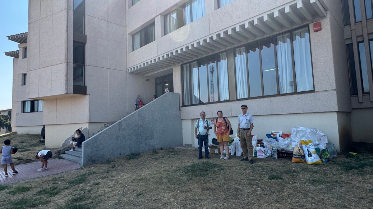 Ver&oacute;nica, su padre Antonio y Juan Miguel Ram&oacute;n Acosta en la Escuela Nacional de Polic&iacute;a
