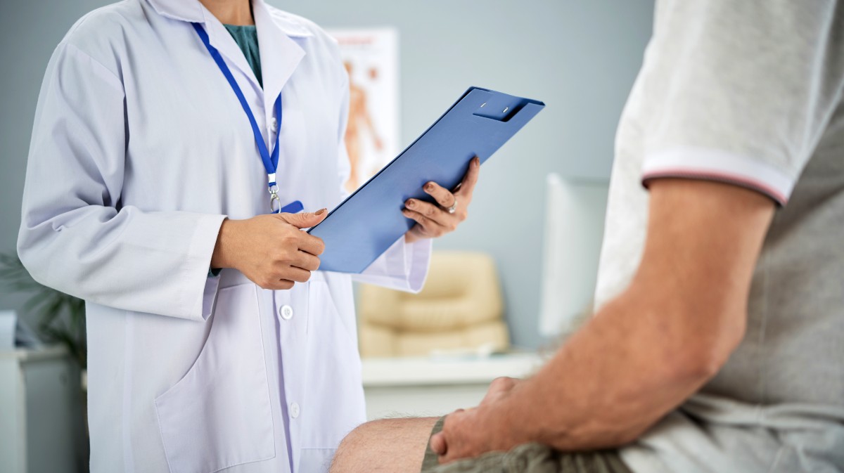 Un m&eacute;dico atiende a un paciente.