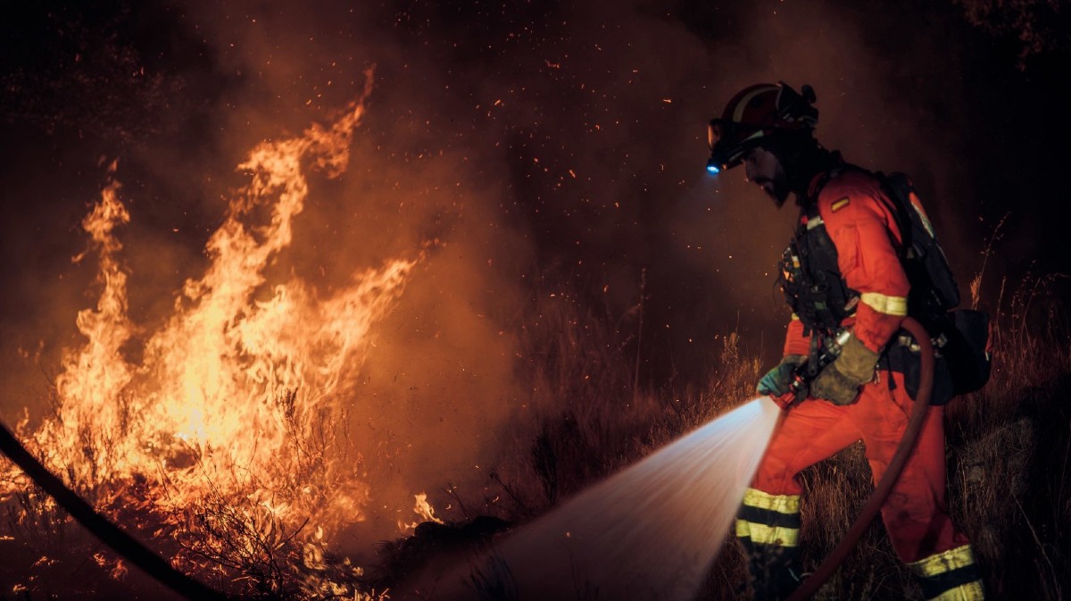 Trabajos de la UME contra el fuego.