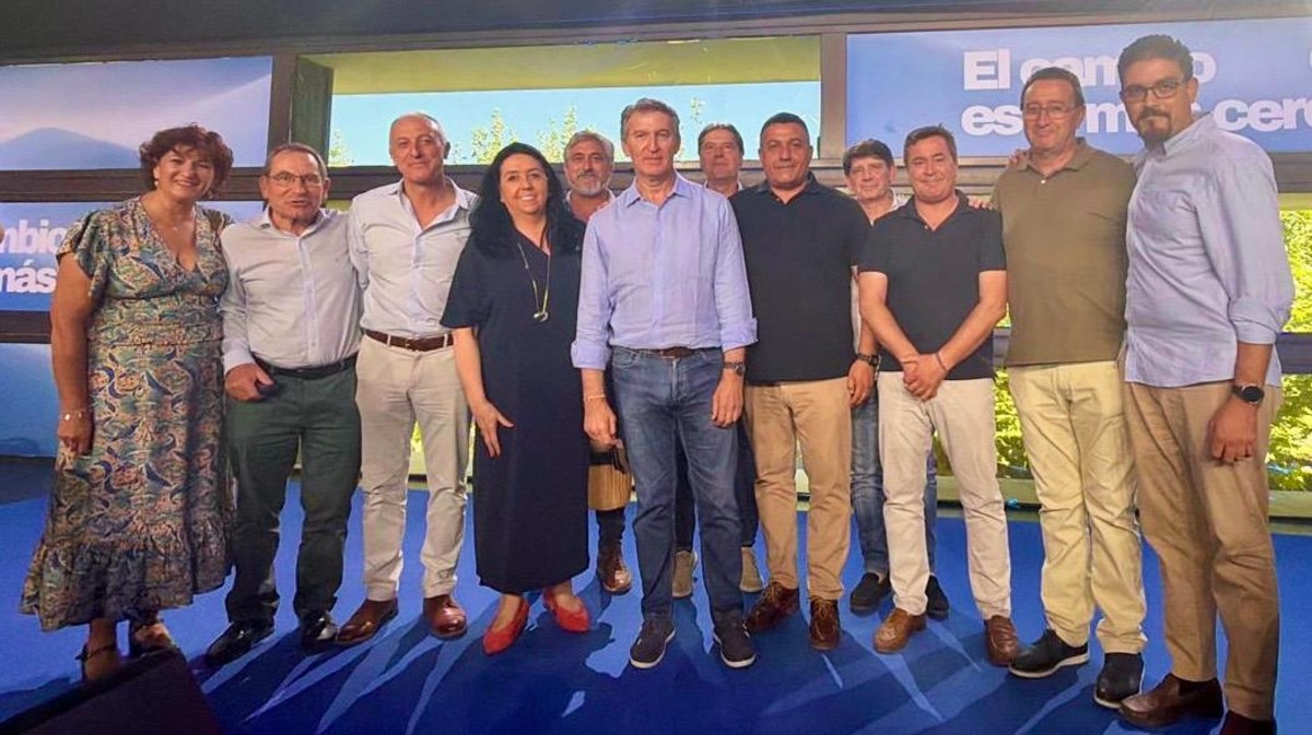 Feij&oacute;o con el presidente de la Diputaci&oacute;n de &Aacute;vila y diputados provinciales del PP.