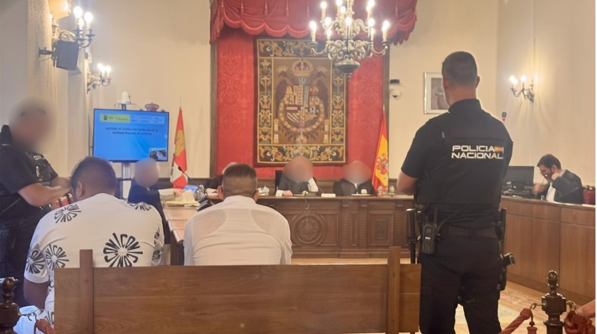 Los acusados en el banquillo en la Audiencia Provincial