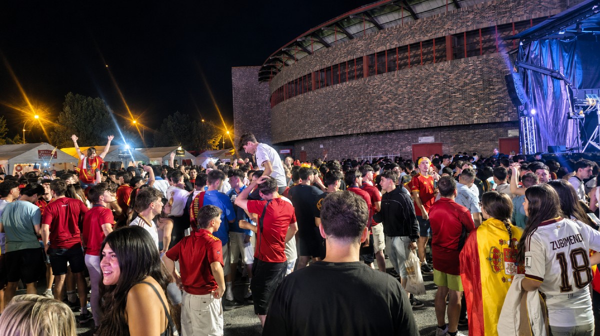Ambiente de fiesta en el recinto ferial tras la victoria de Espa&ntilde;a frente a B&eacute;lgica.