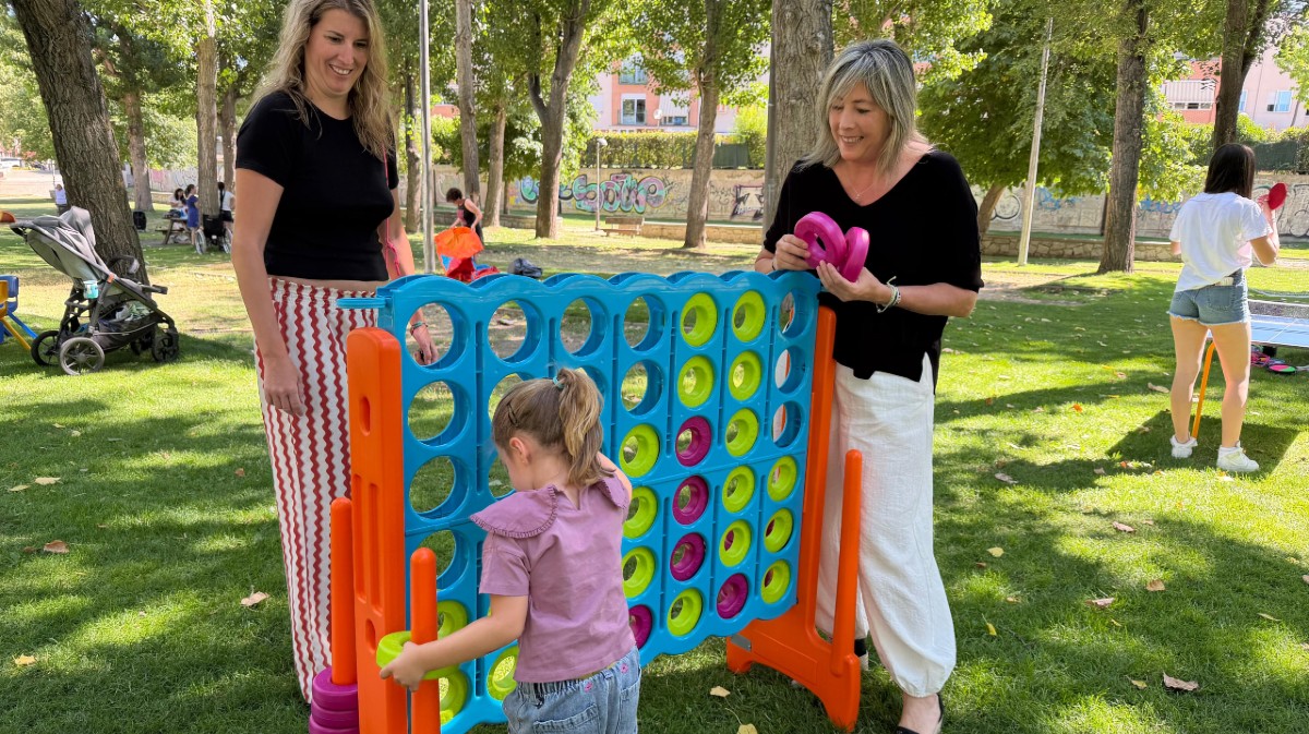 La teniente de alcalde de Servicios Sociales, Paloma del Nogal, en las actividades de &lsquo;La casita del parque&rsquo; en la avenida Juan Pablo II.