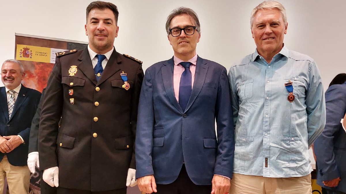 Los dos distinguidos abulenses con el subdelegado del Gobierno.