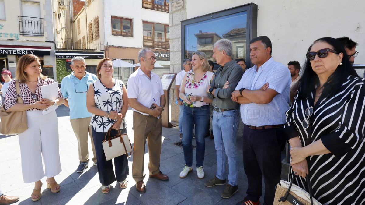 Isabel Blanco con alcaldes en Navaluenga.