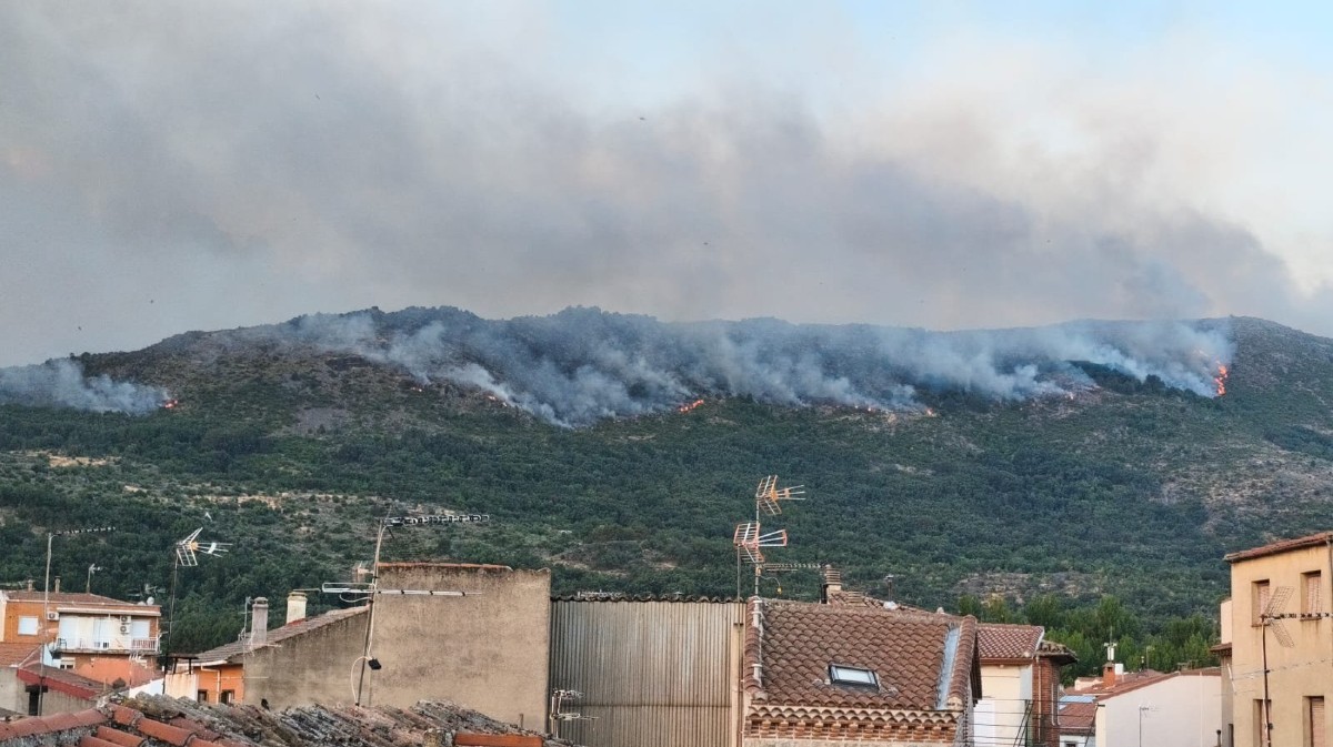 El incendio visto desde Burgohondo a las 7,45 horas. Foto: @InfuesAvila.