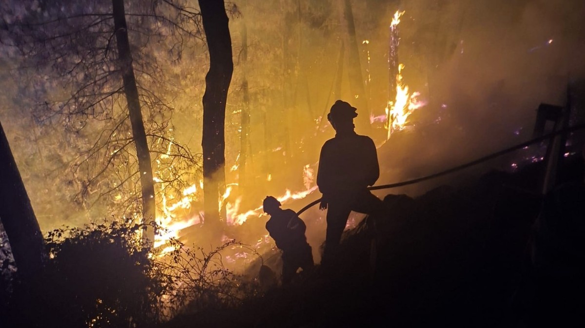 Trabajos nocturnos de lucha contra el fuego.