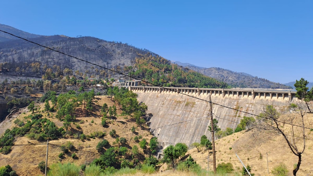 La Confederación del Tajo mantiene la emergencia y prohíbe el baño y la navegación en el embalse de San Juan