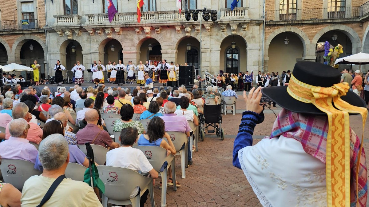 Muestra de Folkore en el Mercado Chico.