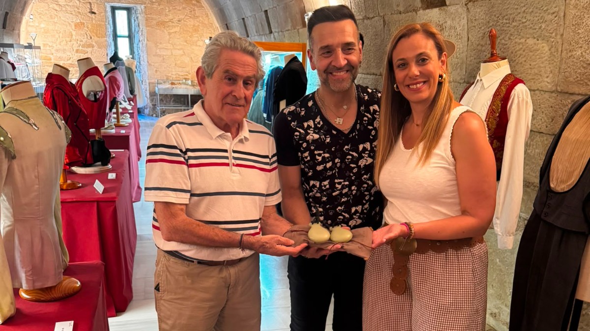 Donaci&oacute;n de Javier del Reaka la Casa de la Danza de Logro&ntilde;o.