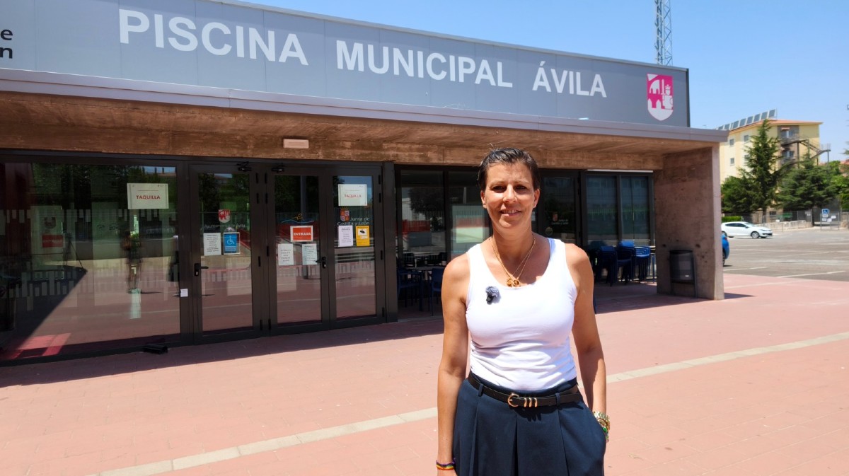 Eva Arias ante la piscina cubierta de la Ciudad Deportiva.