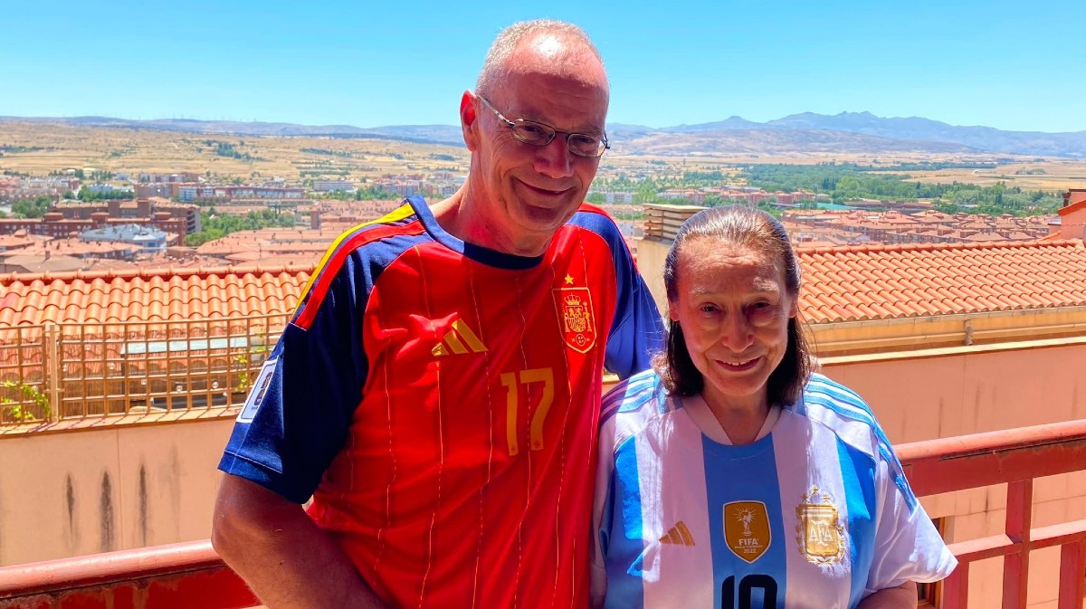 Fernando y Mar&iacute;a, una pareja dividida ante el Espa&ntilde;a-Argentina.