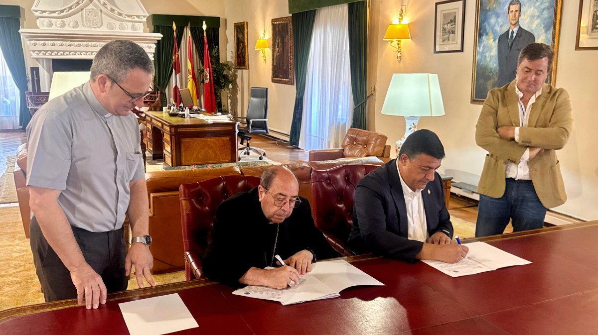 Firma del convenio para restaurar templos entre Diputaci&oacute;n y Obispado.