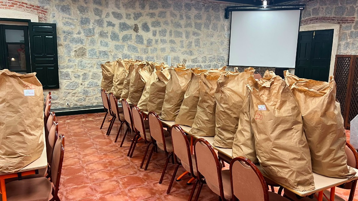 Bocadillos preparados en Natur&aacute;vila para reparto.