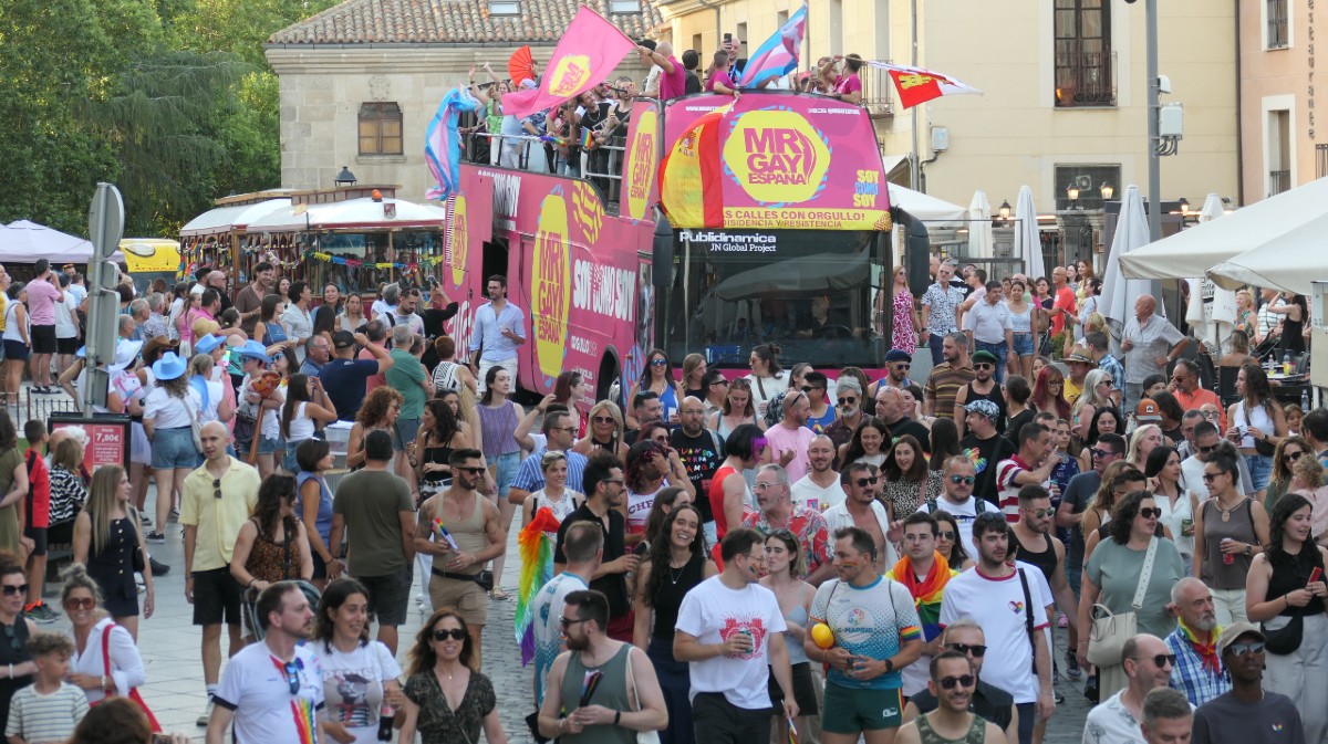 Desfile del Orgullo en &Aacute;vila.