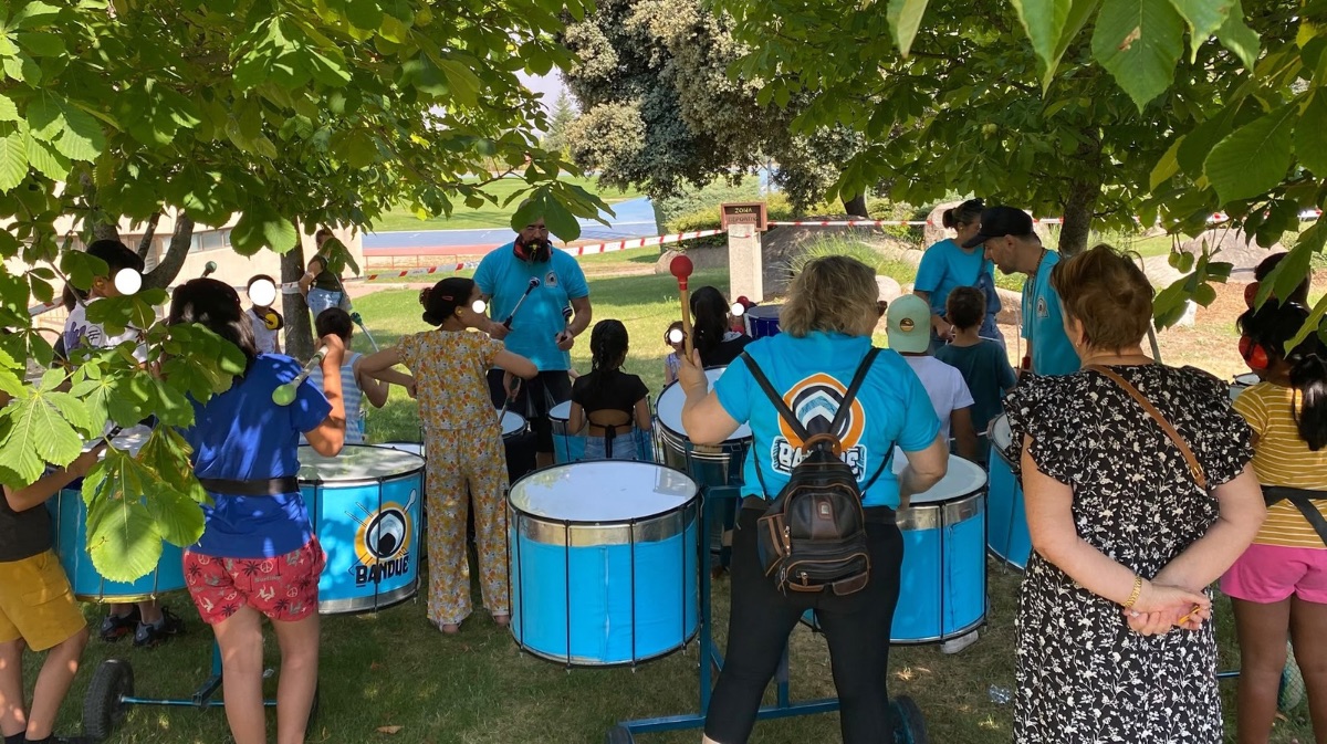 Bandu&eacute; con ni&ntilde;os evacuados en la Escuela Nacional de Polic&iacute;a