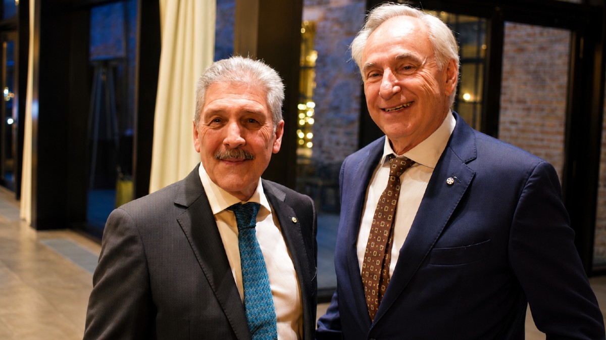 Roberto Jiménez asume la presidencia del Rotary Club Ávila