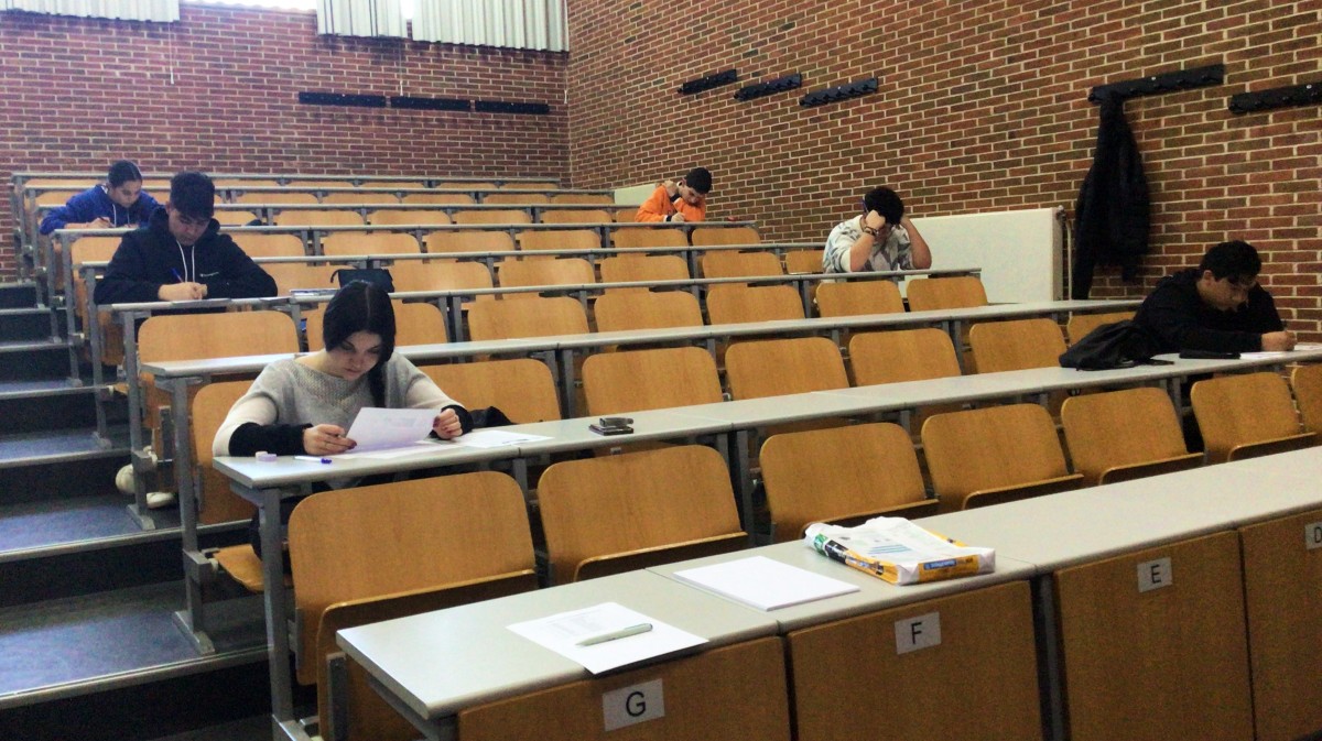 Imagen de archivo de estudiantes en la universidad.
