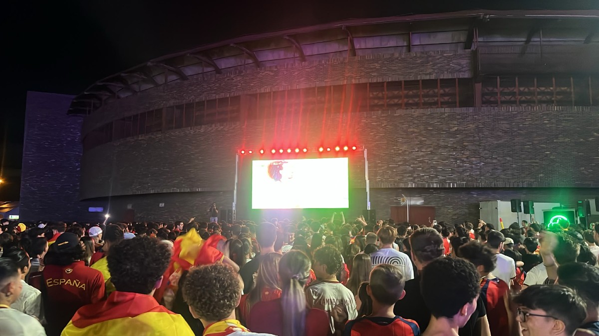 Aficionados siguen el partido Espa&ntilde;a-Framcia en el recinto ferial.