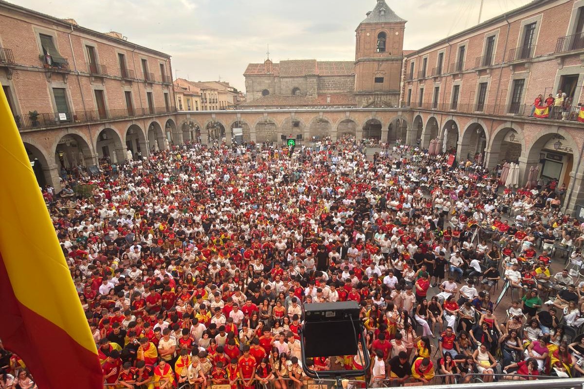 El p&uacute;blico que ha seguido el Espa&ntilde;a-Potrtugal en el Mercado Chico. Foto: Gonzalo Glez.de Vega.