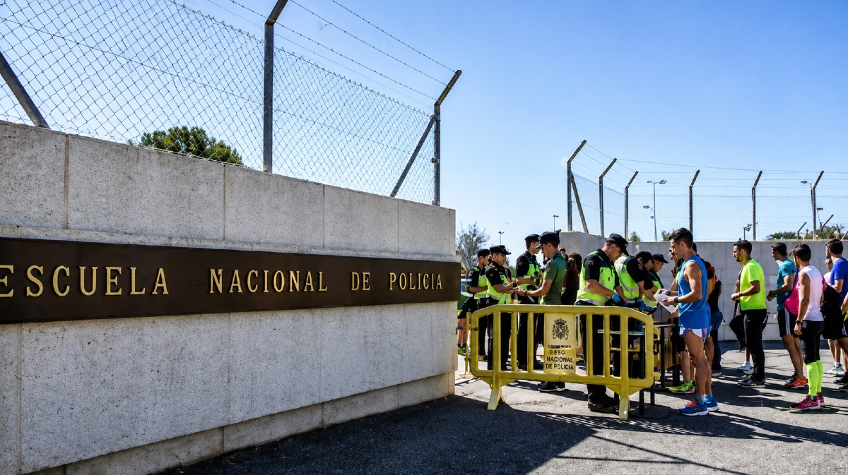 Opositores entrando a la Escuela de Polic&iacute;a en una imagen de archivo.