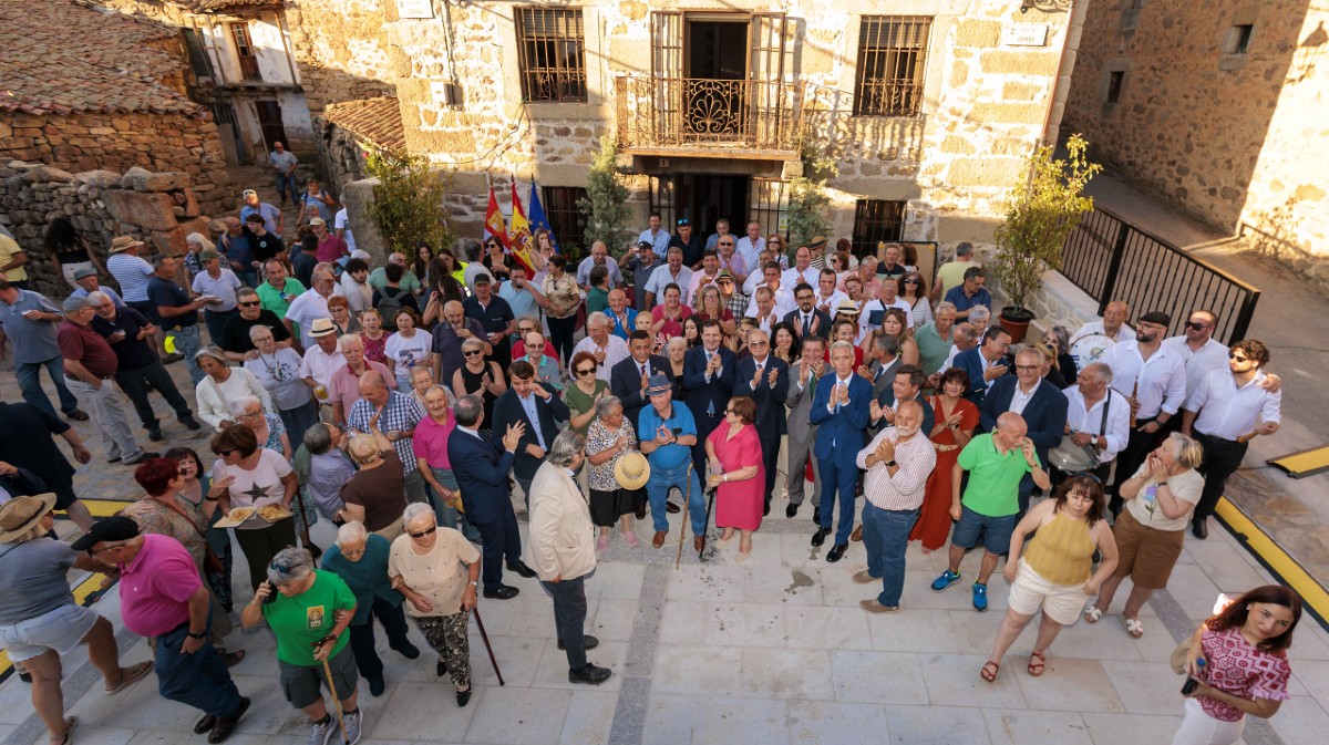 Inauguraci&oacute;n de reforma de la plaza de Navacepeda de Tormes.