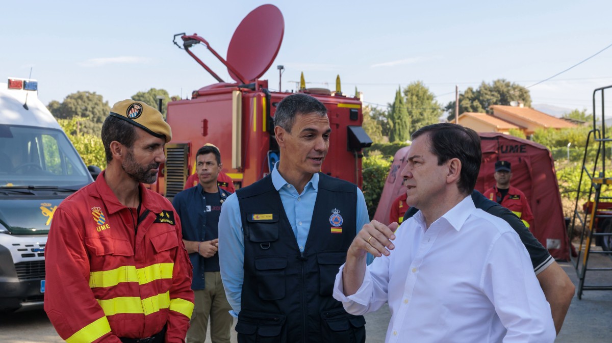 El responsable de la UME, el presidente del Gobierno y de la Junta, en Navaluenga.