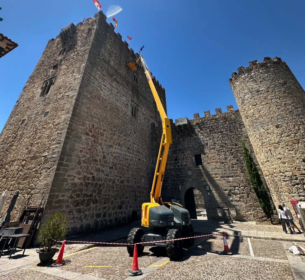 Trabajos de conservaci&oacute;n en el castillo de Arenas.