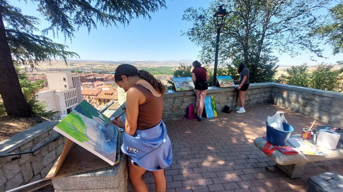 Alumnos de la Escuela Municipal de Arte pintan en el jard&iacute;n del Rastro.