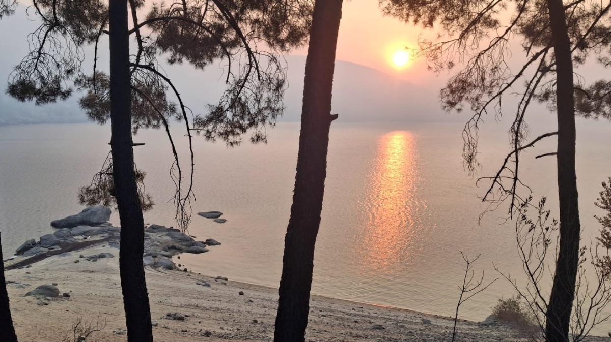 Humo en el pantano del Burguillo