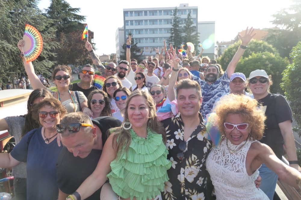Desfile del Orgullo en &Aacute;vila.