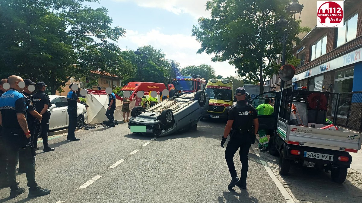 Vuelco de un turismo en la avenida de Madrid en la ma&ntilde;ana del domingo.