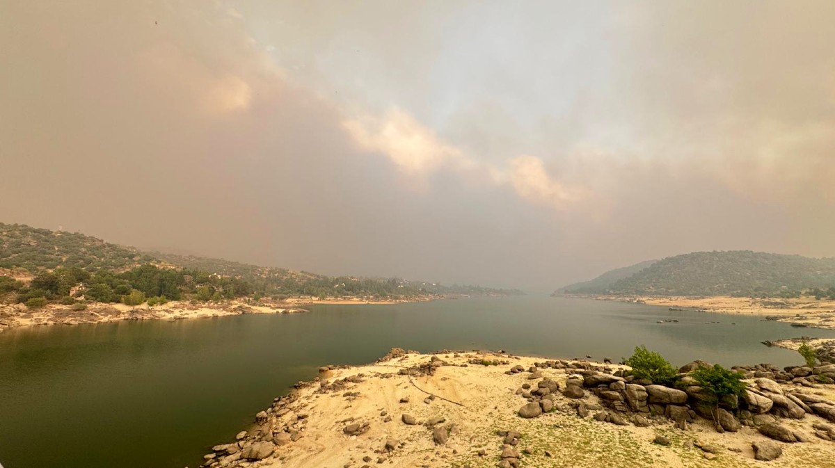 Incendio en el embalse de El Burguillo.