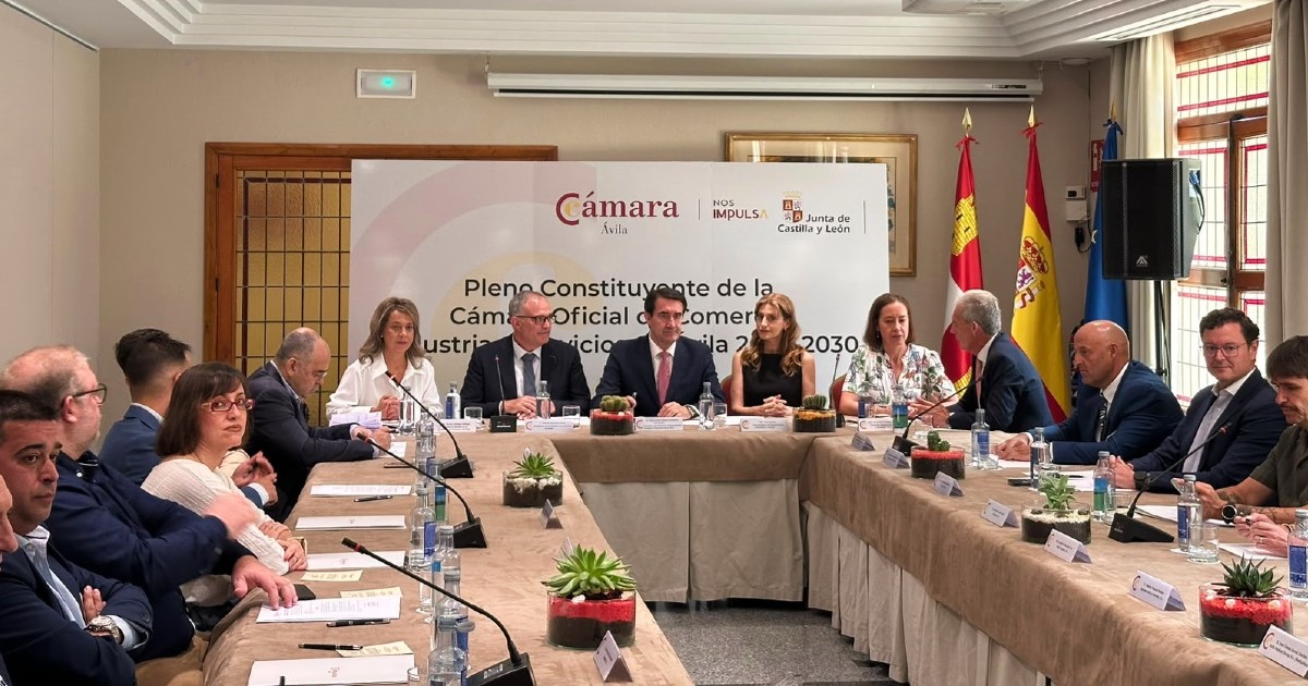 Constituci&oacute;n del pleno de la C&aacute;mara de Comercio de &Aacute;vila.
