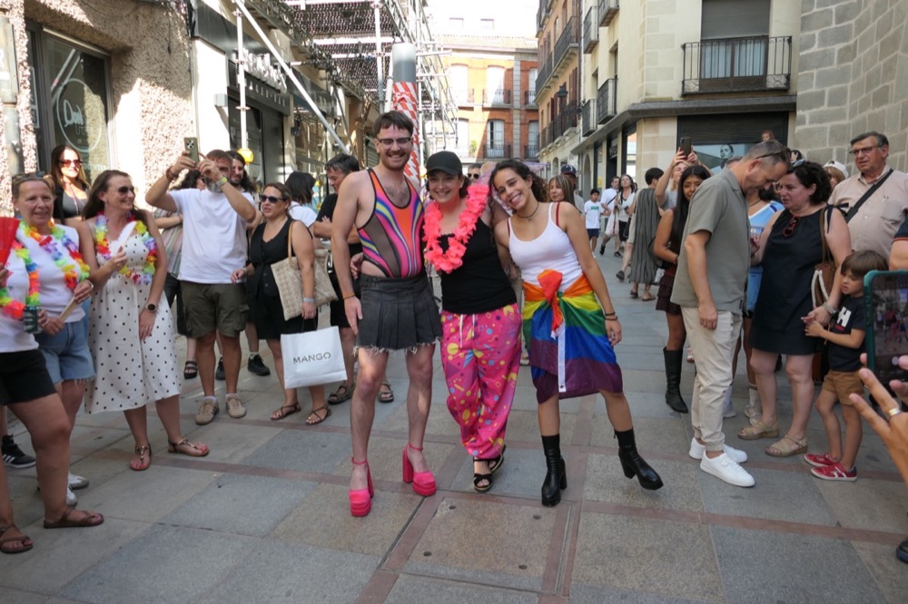 Desfile del Orgullo en &Aacute;vila.