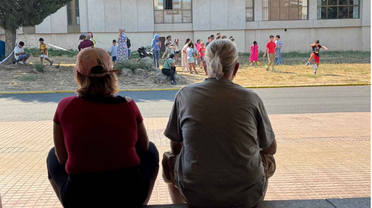 Alicia junto a un vecino en la Escuela Nacional de Policia
