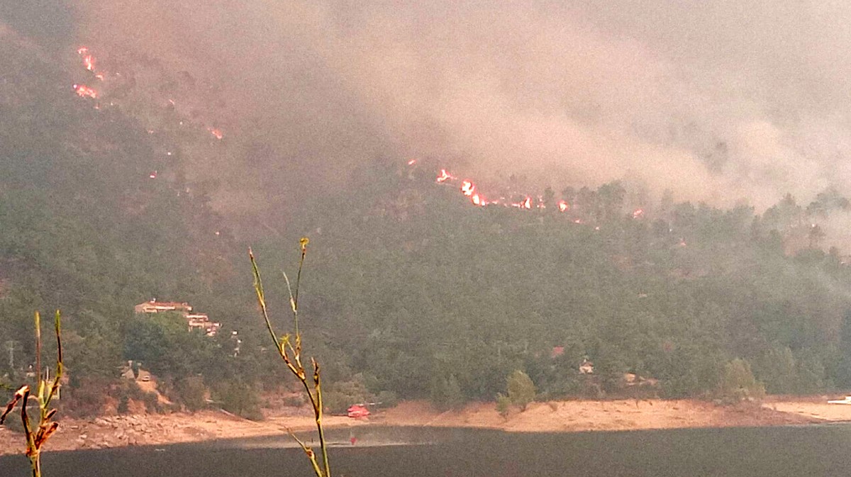 Incendio en el embalse de El Burguillo.