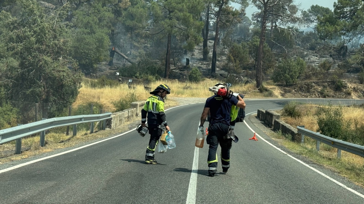 Bomberos trabajando en la zona