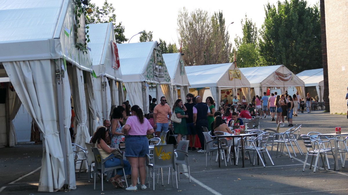 Casetas de las pe&ntilde;as en el recinto ferial.